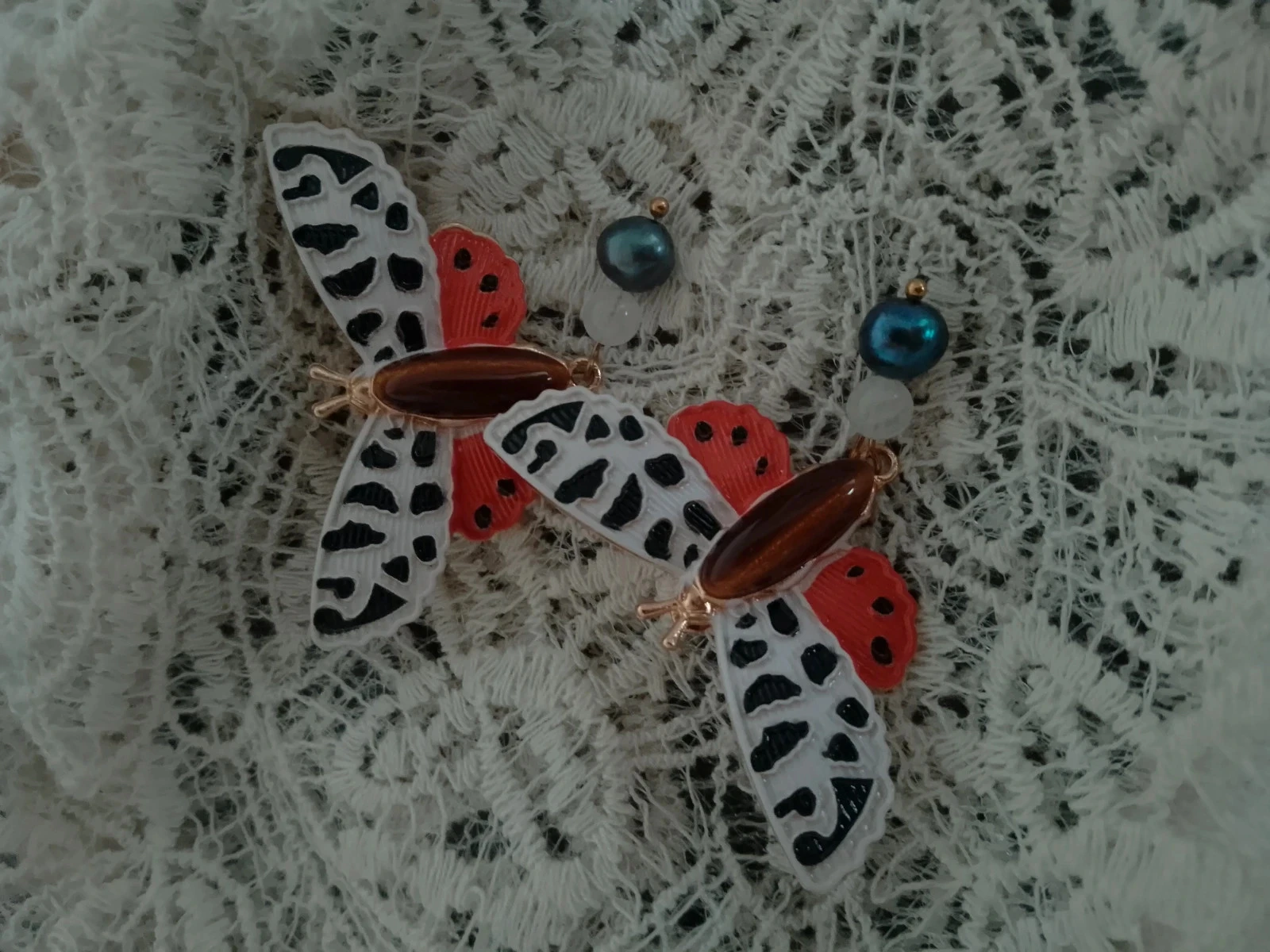 Pendientes de mariposa con perlas de cultivo de agua dulce naturales y piedras de luna – photo 2